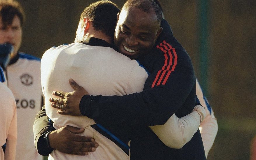  Benni McCarthy embracing a teammate.