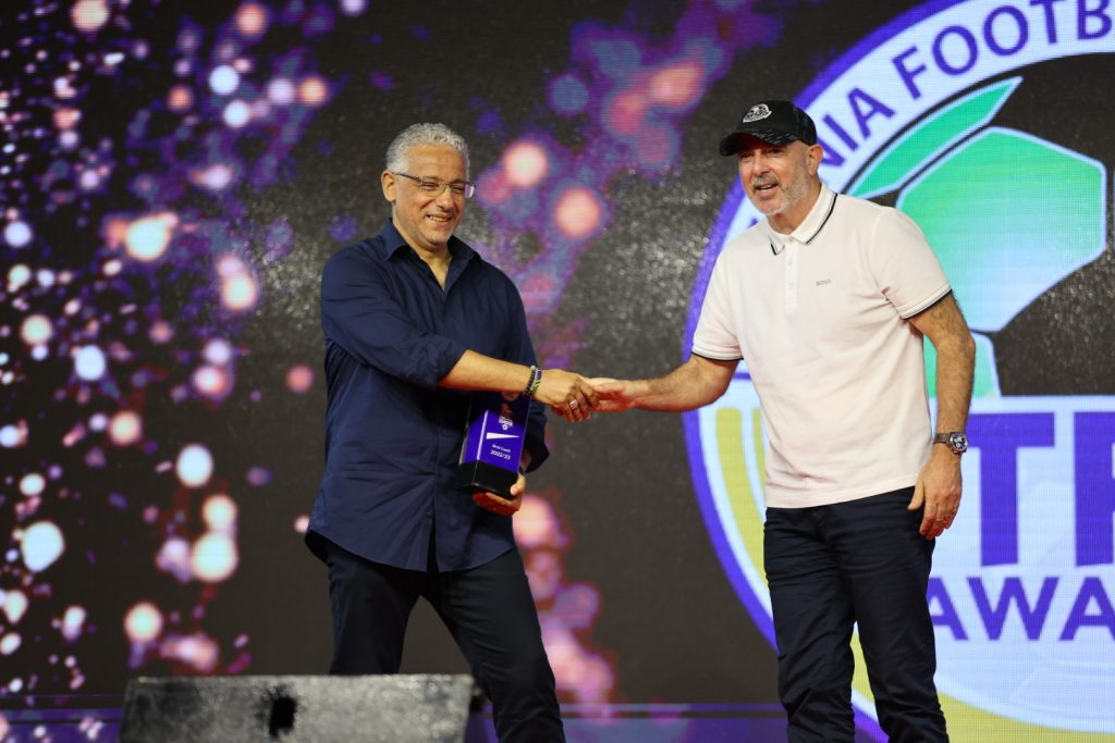 Tanzania national team coach Adel Amrouche presenting the Coach of the Season award to Nasreddine Nabi.