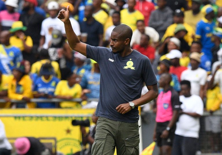 Rulani Mokwena coaching Mamelodi Sundowns team