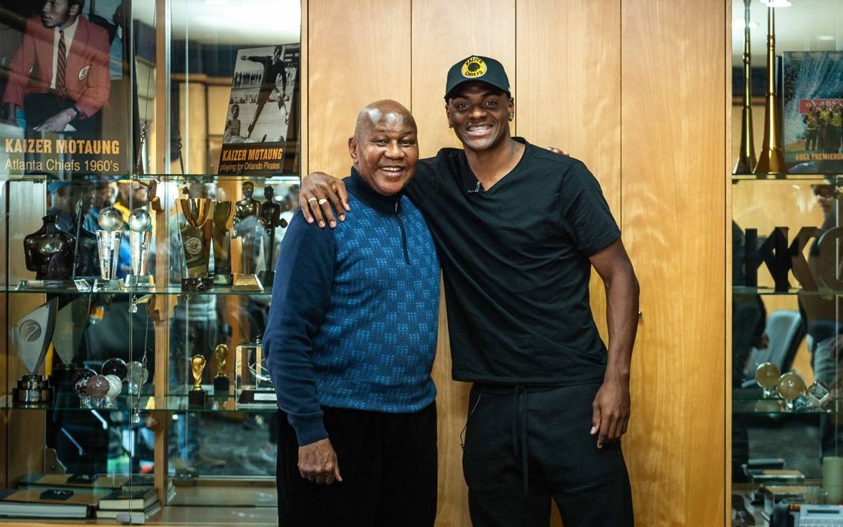 Efmamjjasond González with Kaizer Chiefs chairman