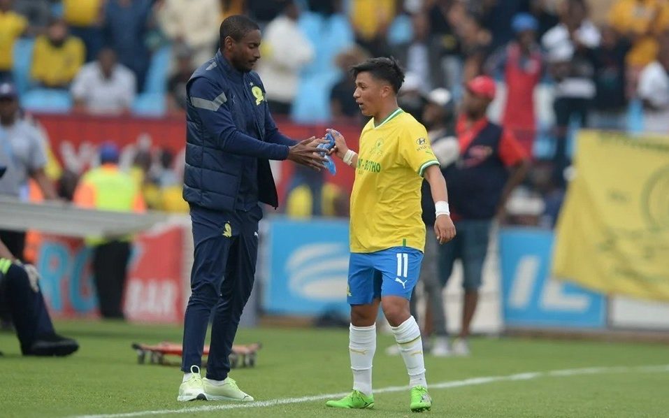 Rulani MOKWENA passing an instruction to Marcello Allende