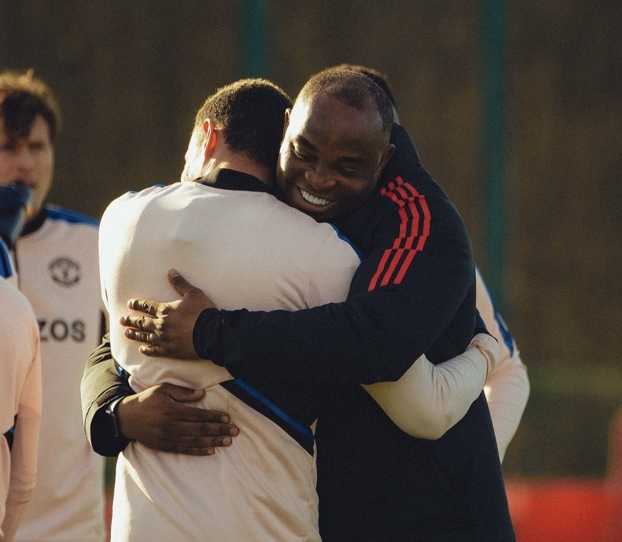 Benni McCarthy embracing Manchester United player