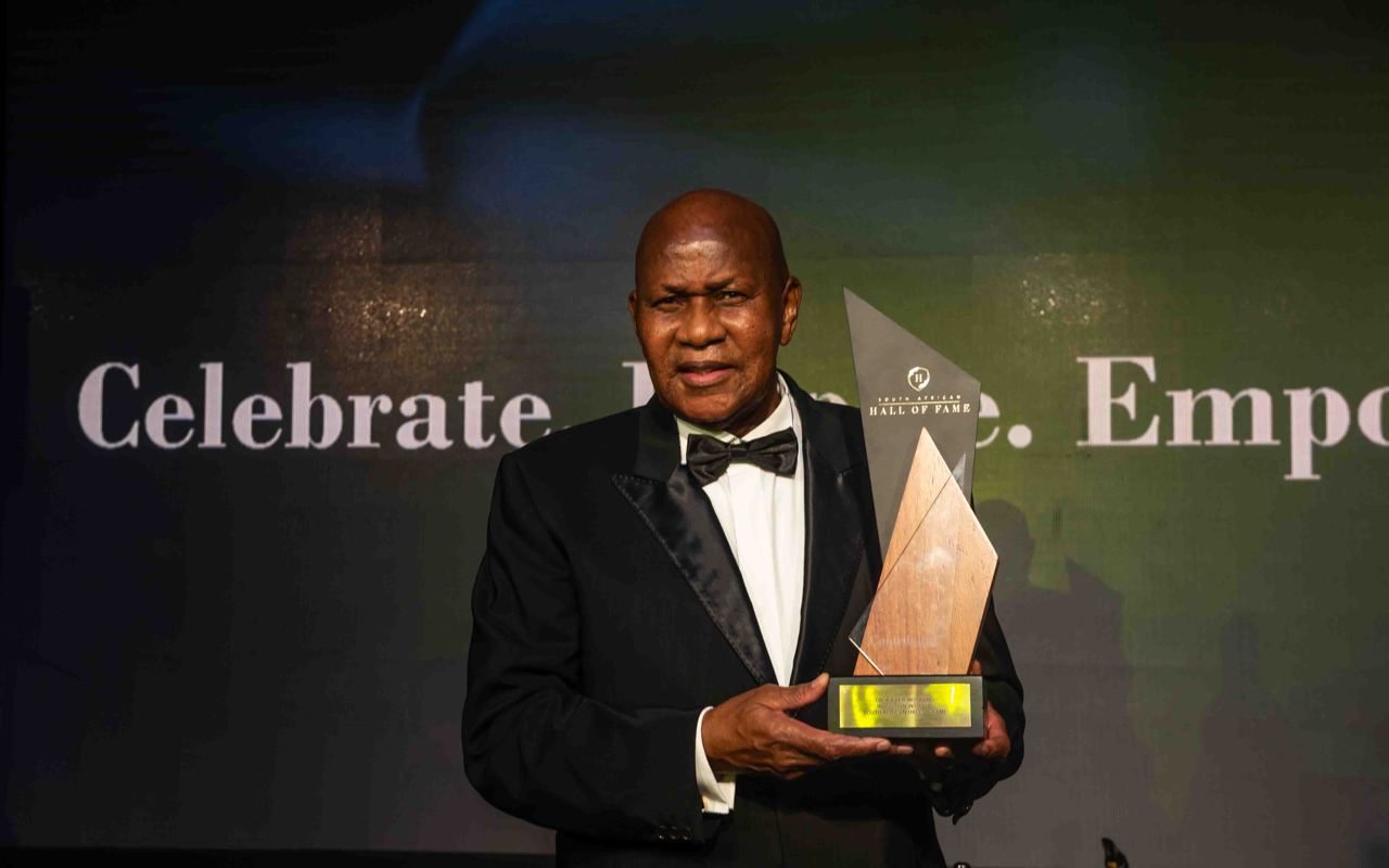 Kaizer Motaung receiving the Hall of Fame award