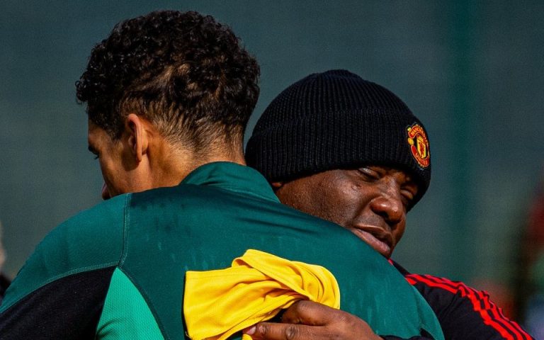 Benni McCarthy embracing teammate